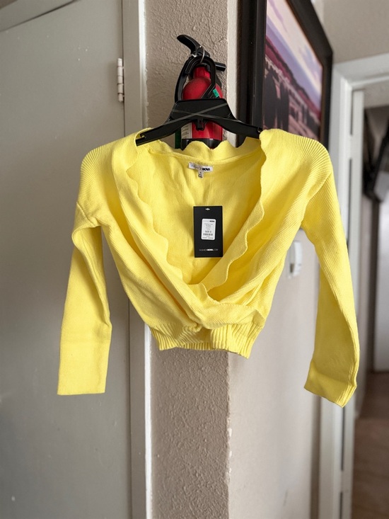 Fashion Nova Sweaters - Fashion Nova Yellow Twist-Front Cropped Sweater